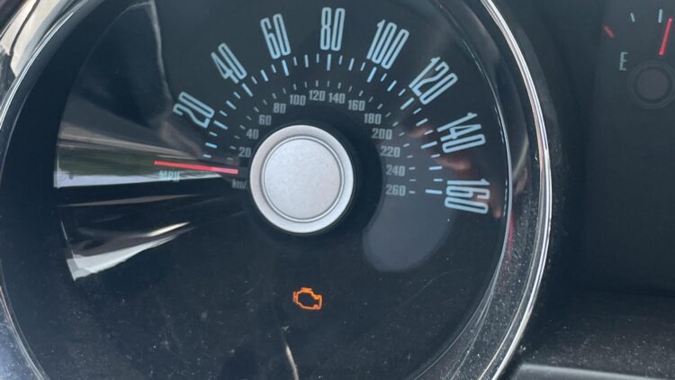 check engine lempute prietaisu skydelyje