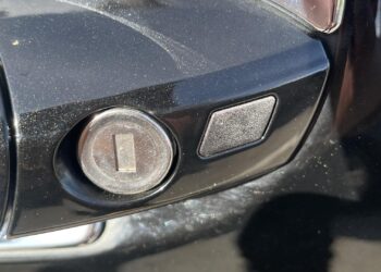 keyless mygtukas ant automobilio duru rankenos