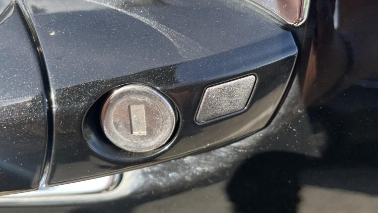 keyless mygtukas ant automobilio duru rankenos