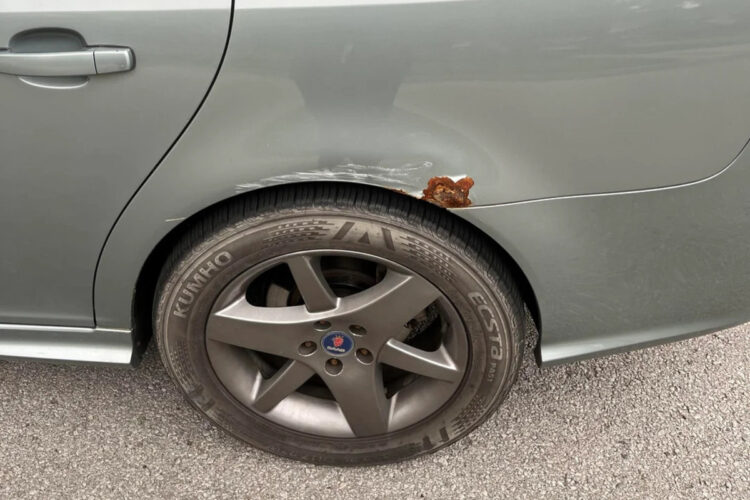 korozijos paveiktas automobilio kebulas rudijanti arka
