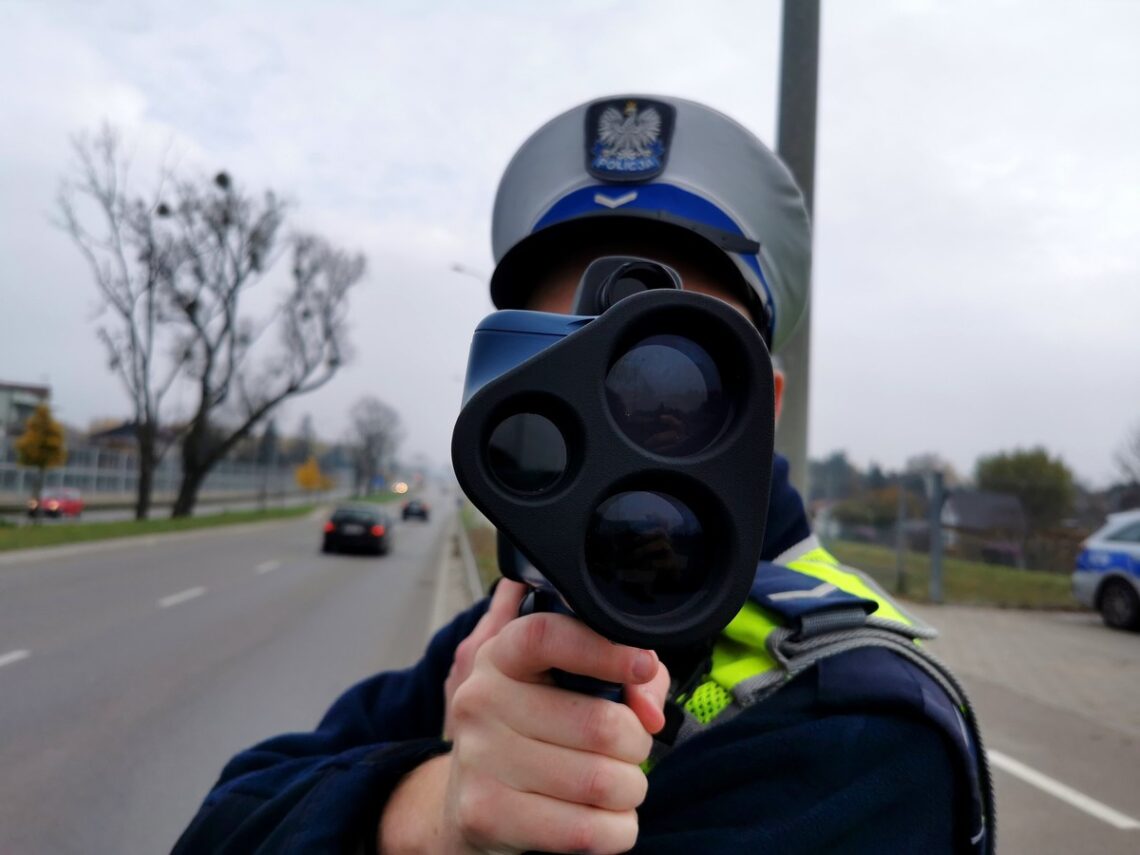 lenkijos policijos pareigunas su greicio radaru rankoje