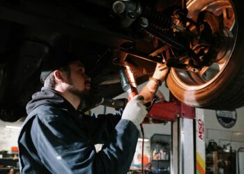 mechanikas tikrina automobilio pakaba