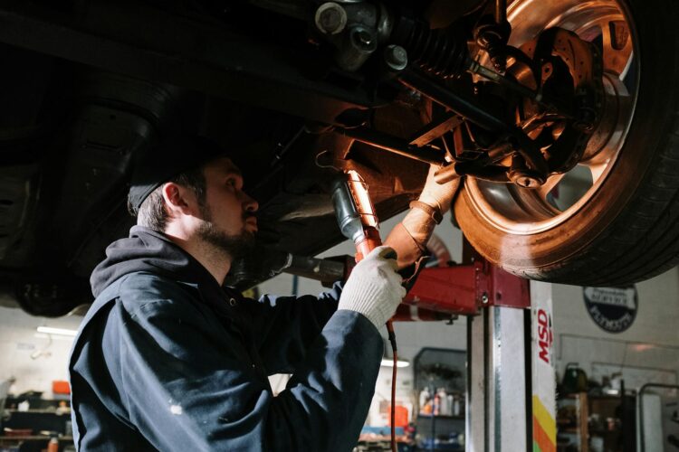 mechanikas tikrina automobilio pakaba