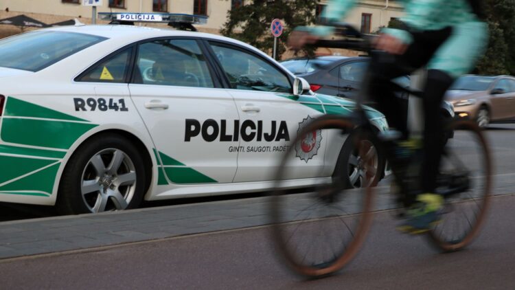 policijos tarnybinis automobilis dviratis dviracio vairuotojas