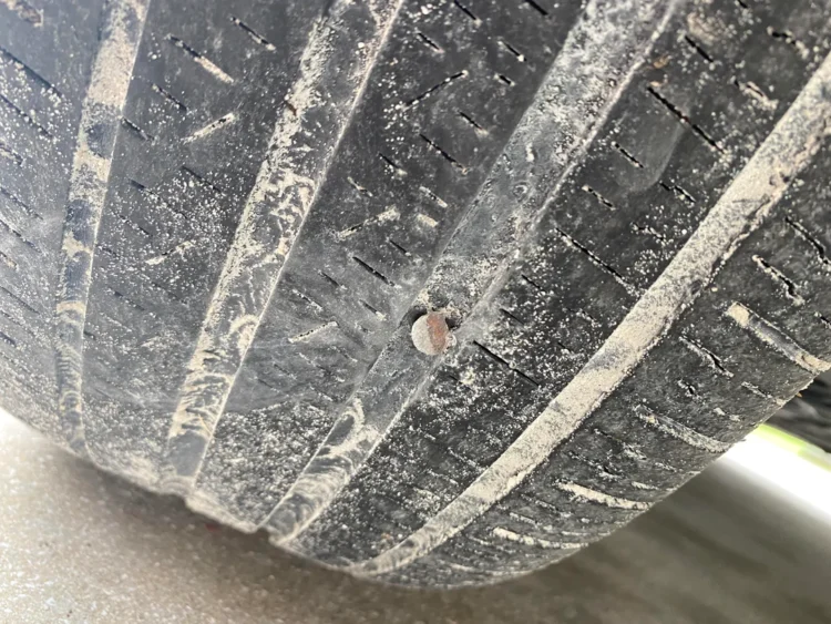 Padanga pradurta – o atsarginio rato nėra: trys sprendimai, kurių daugelis nežino 1 pradurta runflat padanga