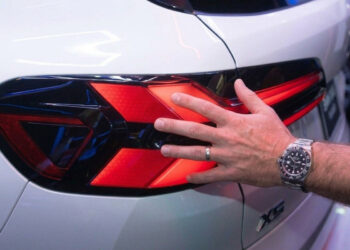 ranka liecia galini bmw automobilio zibinta