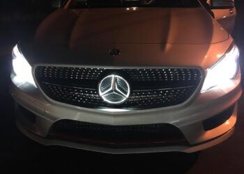 svieciantis mercedes-benz logotipas
