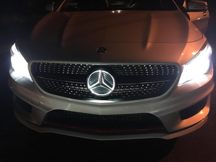 svieciantis mercedes-benz logotipas