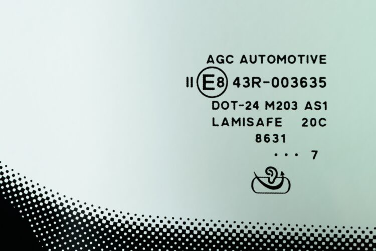 zenklai ant priekinio automobilio stiklo pagaminimo data