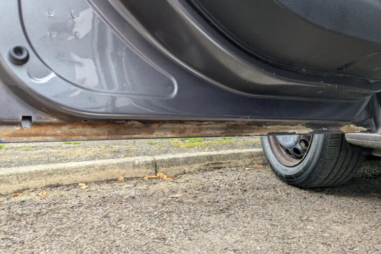 5 metų senumo Opel Combo durų rūdys