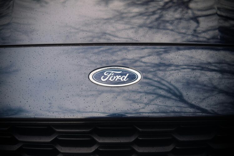 Ford logotipas ant automobilio