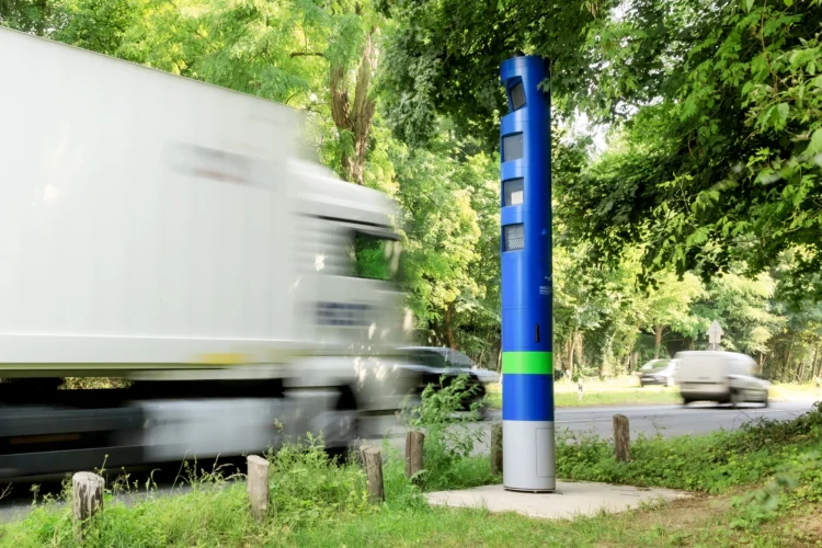 Mėlyni stulpai prie kelių — ne greičio radarai, tačiau bauda iki 240 eurų vis tiek gresia 1 Mėlyni stulpai prie kelių Vokietijoje