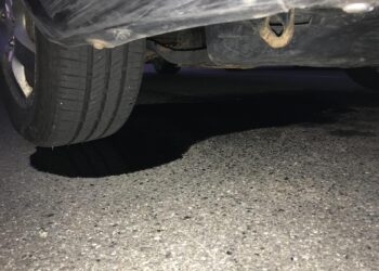 alyvos deme po automobiliu nuotekis