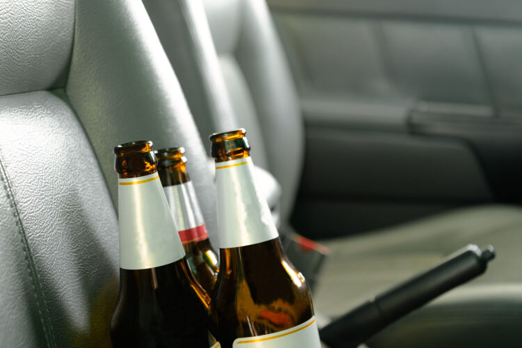 atidaryti alaus buteliai automobilio salone alkoholis