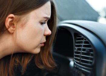 blogas kvapas is automobilio ventiliacijos groteliu