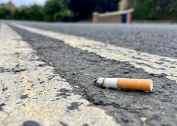 cigaretes nuoruka ismesta ant vaziuojamosios kelio dalies