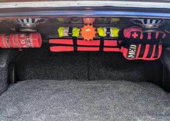 daiktai automobilio bagazineje gesintuvas avarinis zenklas vaistinele liemene