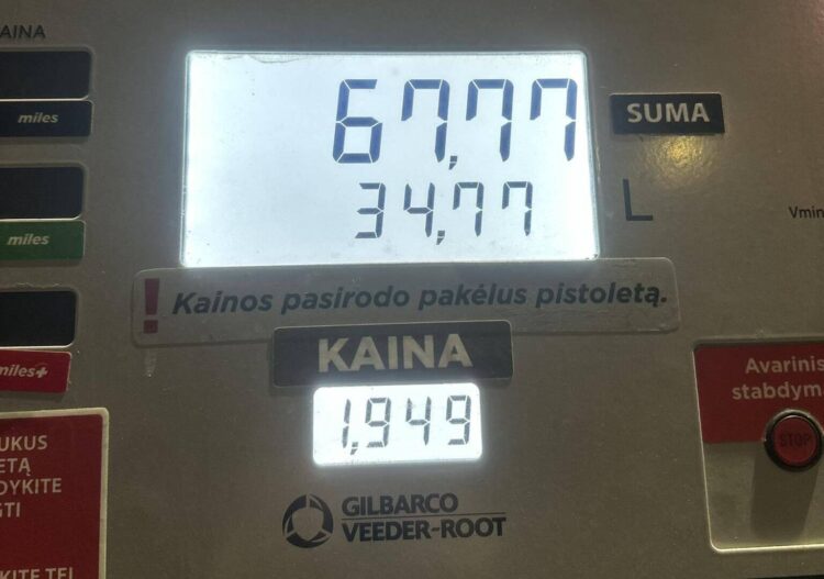 kuro kainos degalineje pilamas kuras