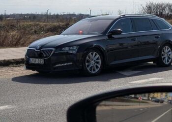 nezymetas policijos tarnybinis automobilis skoda