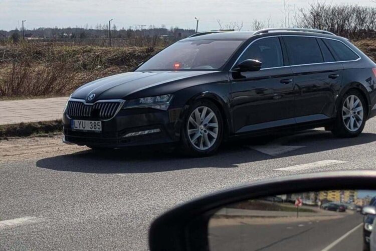 nezymetas policijos tarnybinis automobilis skoda