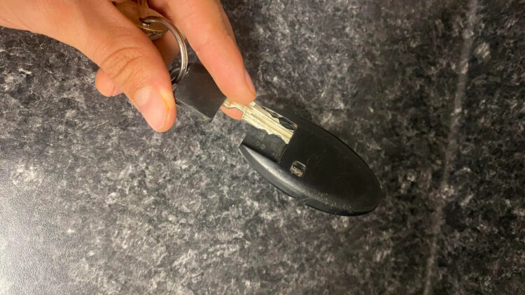 pasleptas fizinis raktas automobilio pultelyje
