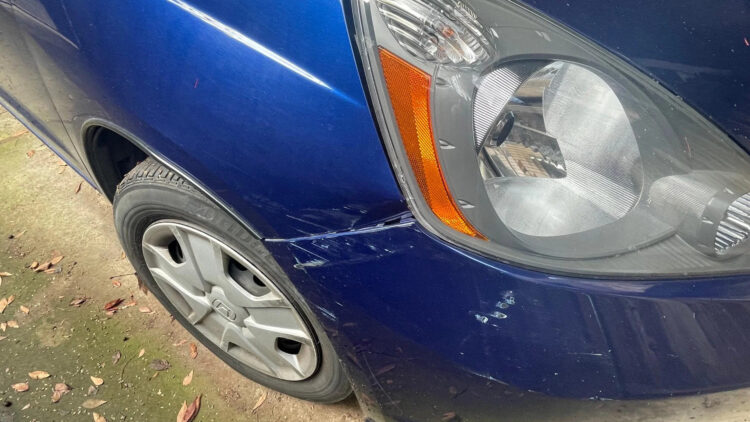 pazeistas automobilio sparnas ir priekinis bamperis