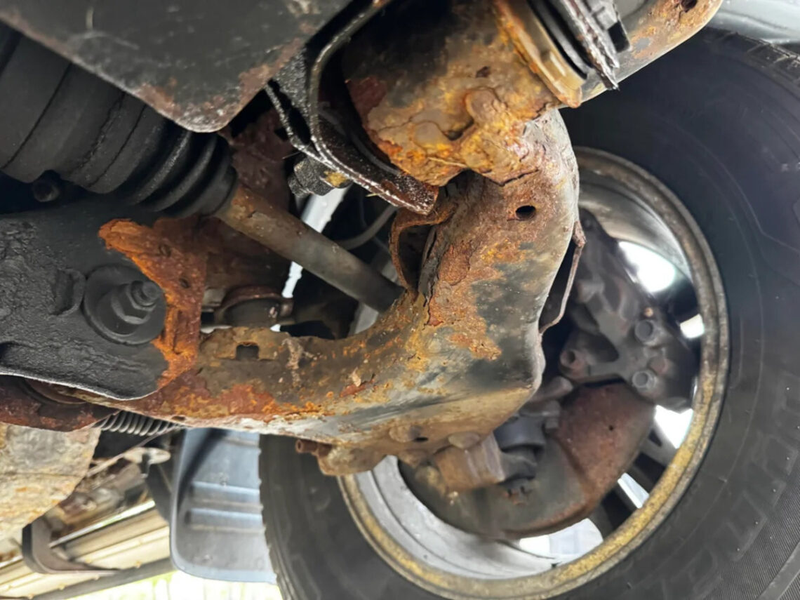 rudziu paveiktos automobilio pakabos dalys
