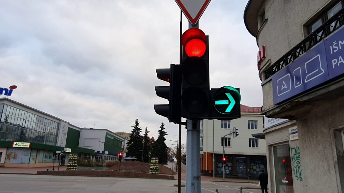 sviesoforas papildoma sekcija i desine zalia rodykle