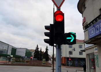 sviesoforas papildoma sekcija i desine zalia rodykle