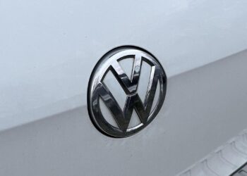 volkswagen emblema ant automobilio logotipas