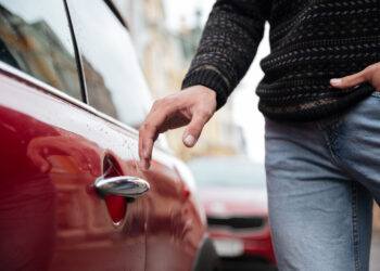 vyras sieka rankenos kad atidaryti automobilio dureles