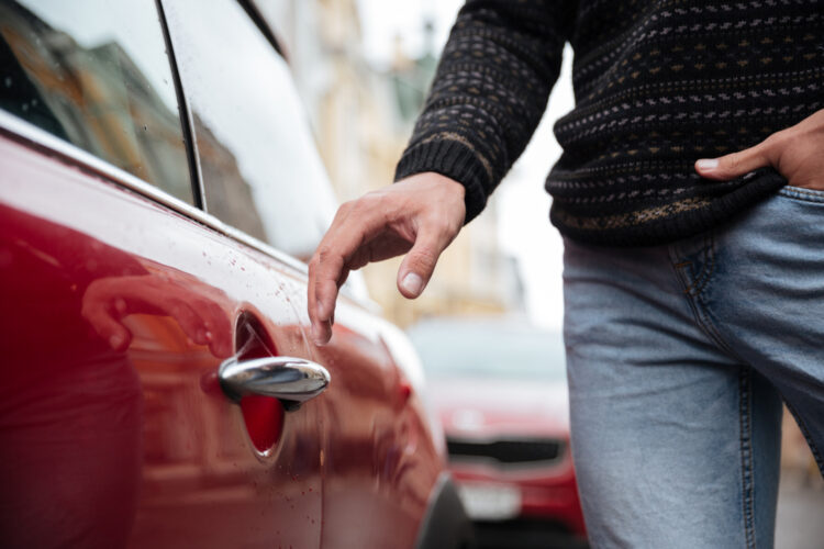 vyras sieka rankenos kad atidaryti automobilio dureles