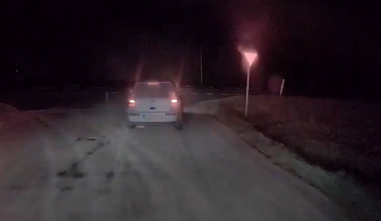 Vilniaus rajone neblaivus volkswagen golf vairuotojas spruko nuo policijos per gyvenvietes kelionė baigėsi griovyje