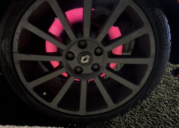 Stringantis stabdžių suportas gadina kaladėles ir diskus, bet praneša tyliai. Štai 5 požymiai ir kainos, kurių daugelis nežino iki pirmo serviso vizito.