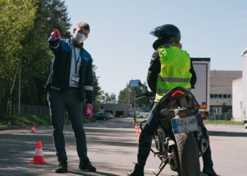 motociklas mokinys instruktorius egzaminuotojas