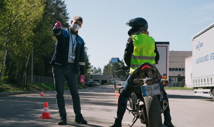 motociklas mokinys instruktorius egzaminuotojas