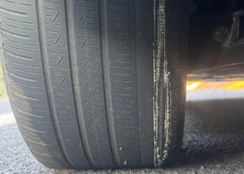 netolygiai nusidevejusi automobilio padangos vidine puse