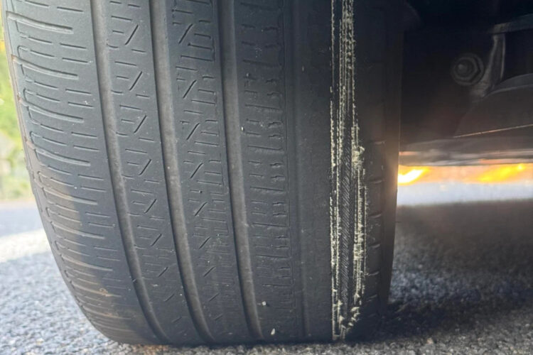 netolygiai nusidevejusi automobilio padangos vidine puse