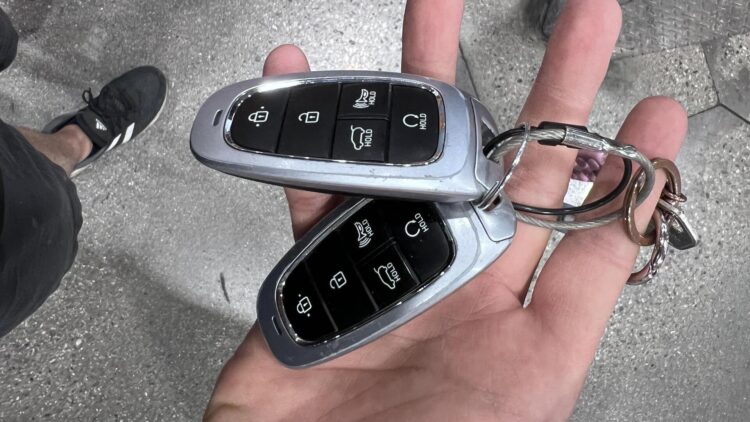originalus automobilio raktas ir atsarginis