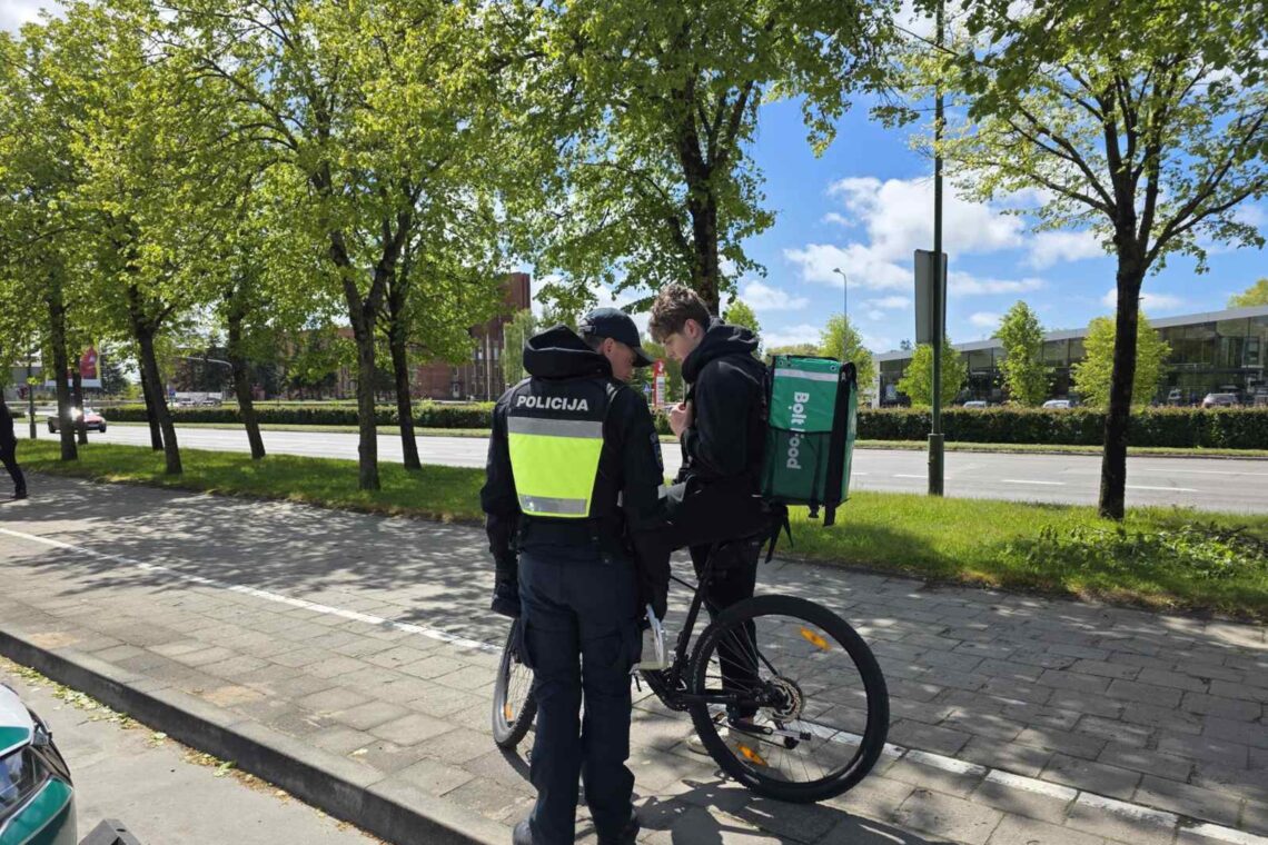 policijos pareigunas dviratininkas bolt maisto kurjeris