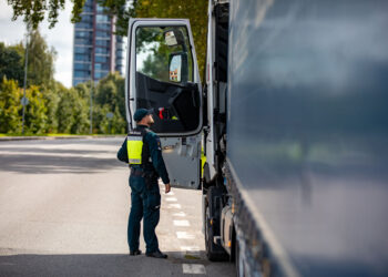 policijos pareigunas vilkikas sunkvezimis reidas patikra