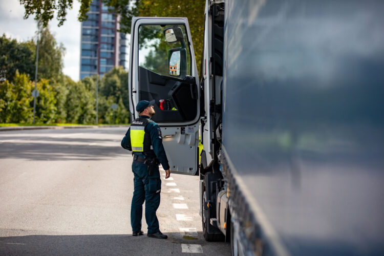 policijos pareigunas vilkikas sunkvezimis reidas patikra