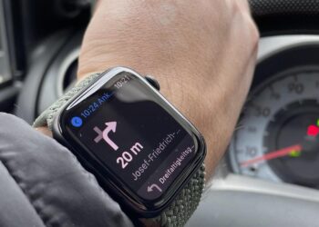 vyras vairuoja automobili ismanusis laikrodis