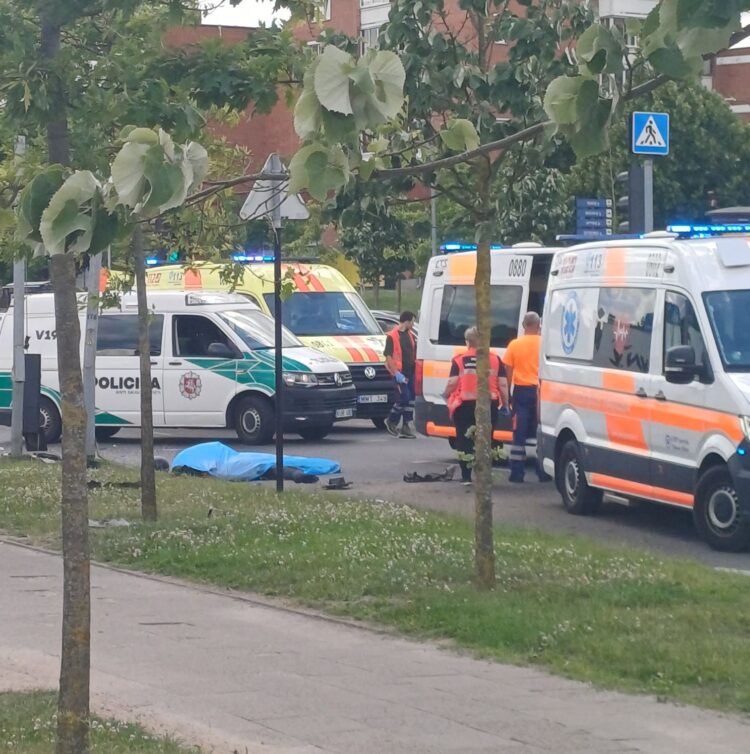 Vilniuje Jeruzalės gatvėje motociklas susidūrė su vilkiku vairuotojas žuvo sužalotas praeivis