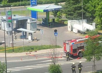 Vilniuje Lazdynuose dujų nuotėkis prie degalinės ribojamas eismas Laisvės prospekte