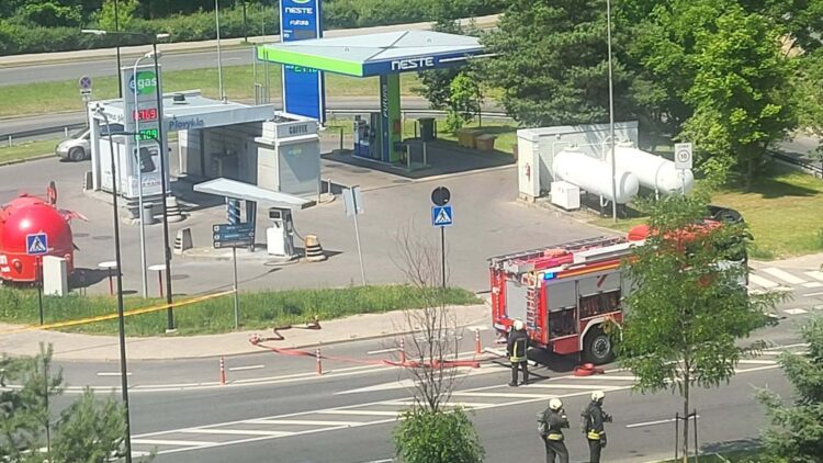 Vilniuje Lazdynuose dujų nuotėkis prie degalinės ribojamas eismas Laisvės prospekte