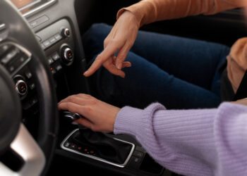 moteris vairuoja automobili su automatine greiciu deze