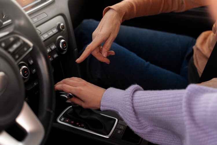 moteris vairuoja automobili su automatine greiciu deze