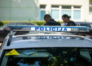 policijos pareigunai tarnybinis automobilis