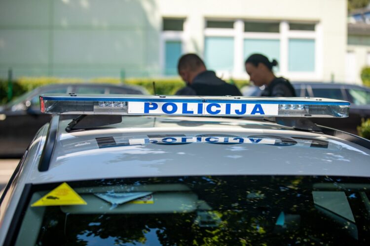 policijos pareigunai tarnybinis automobilis